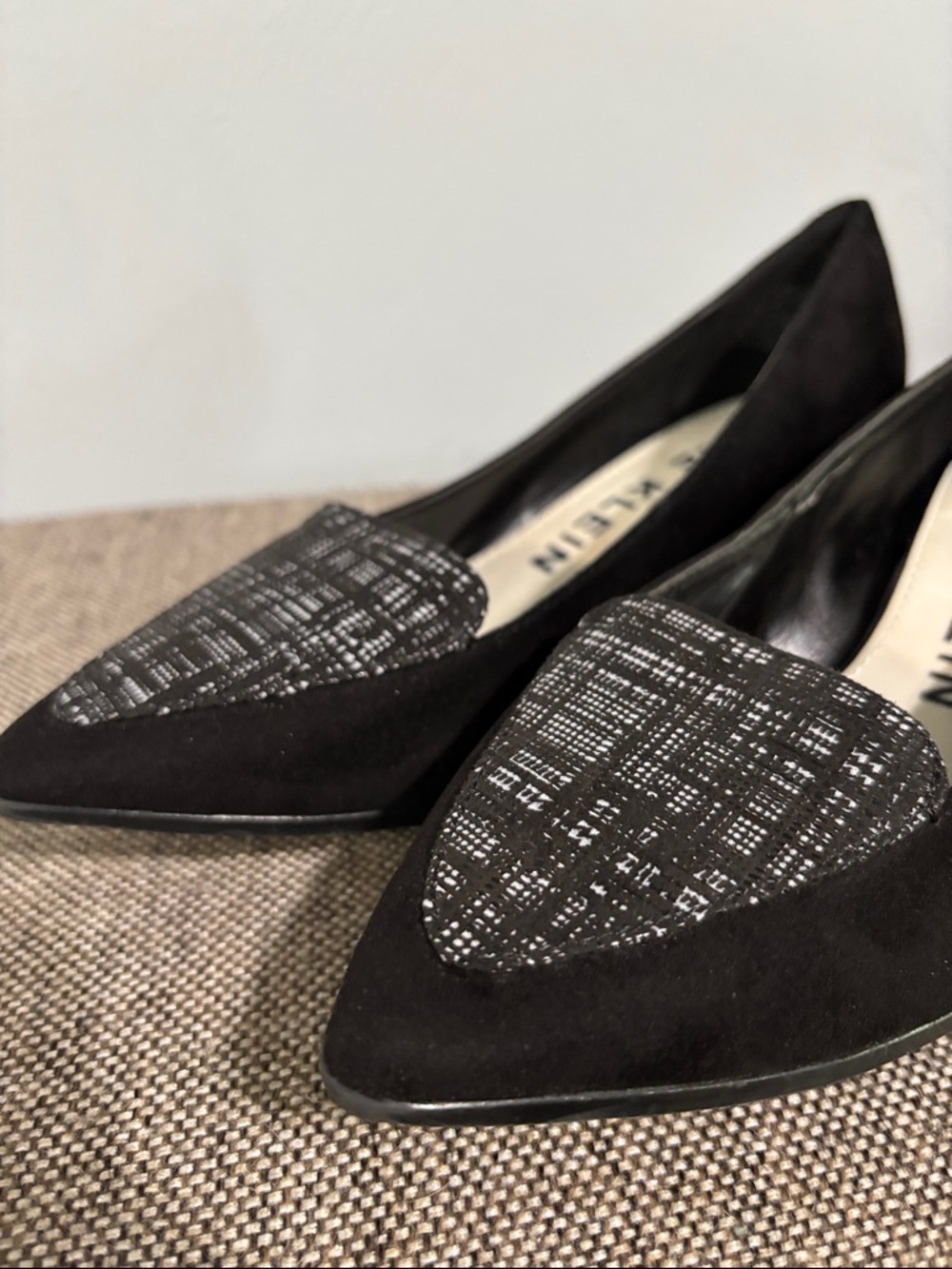 Anne Klein Medley black suede like kitten heel pumps, size 6 1/2M - Picture 5 of 11